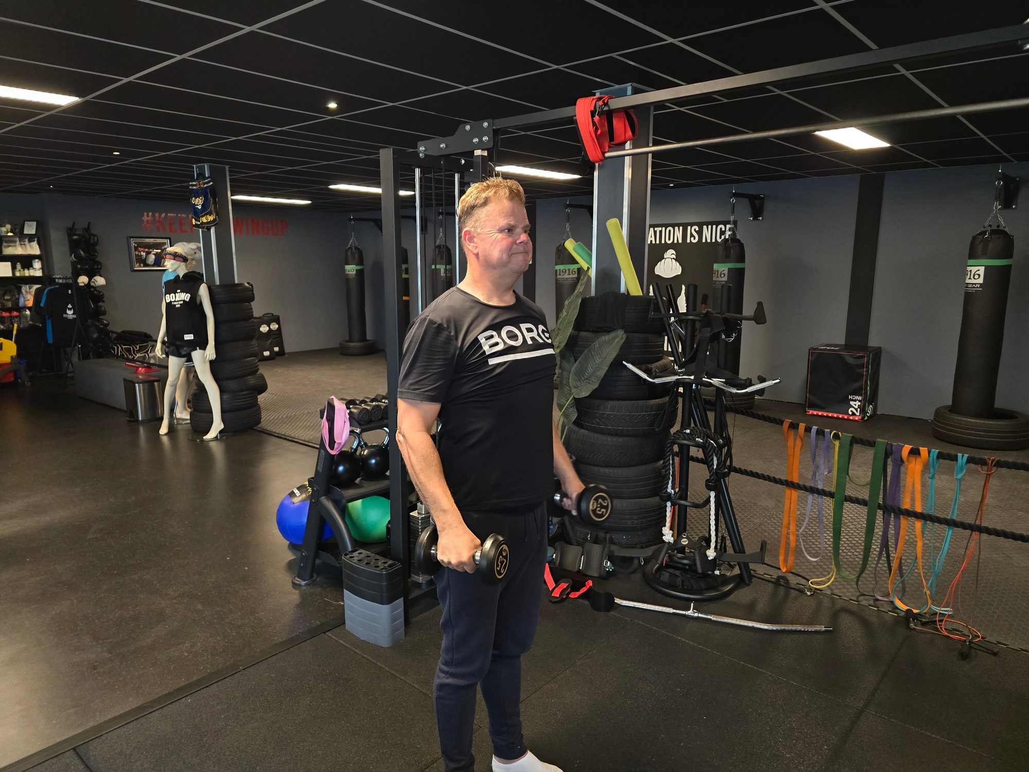 Albert Schaafsma traint met dumbbells