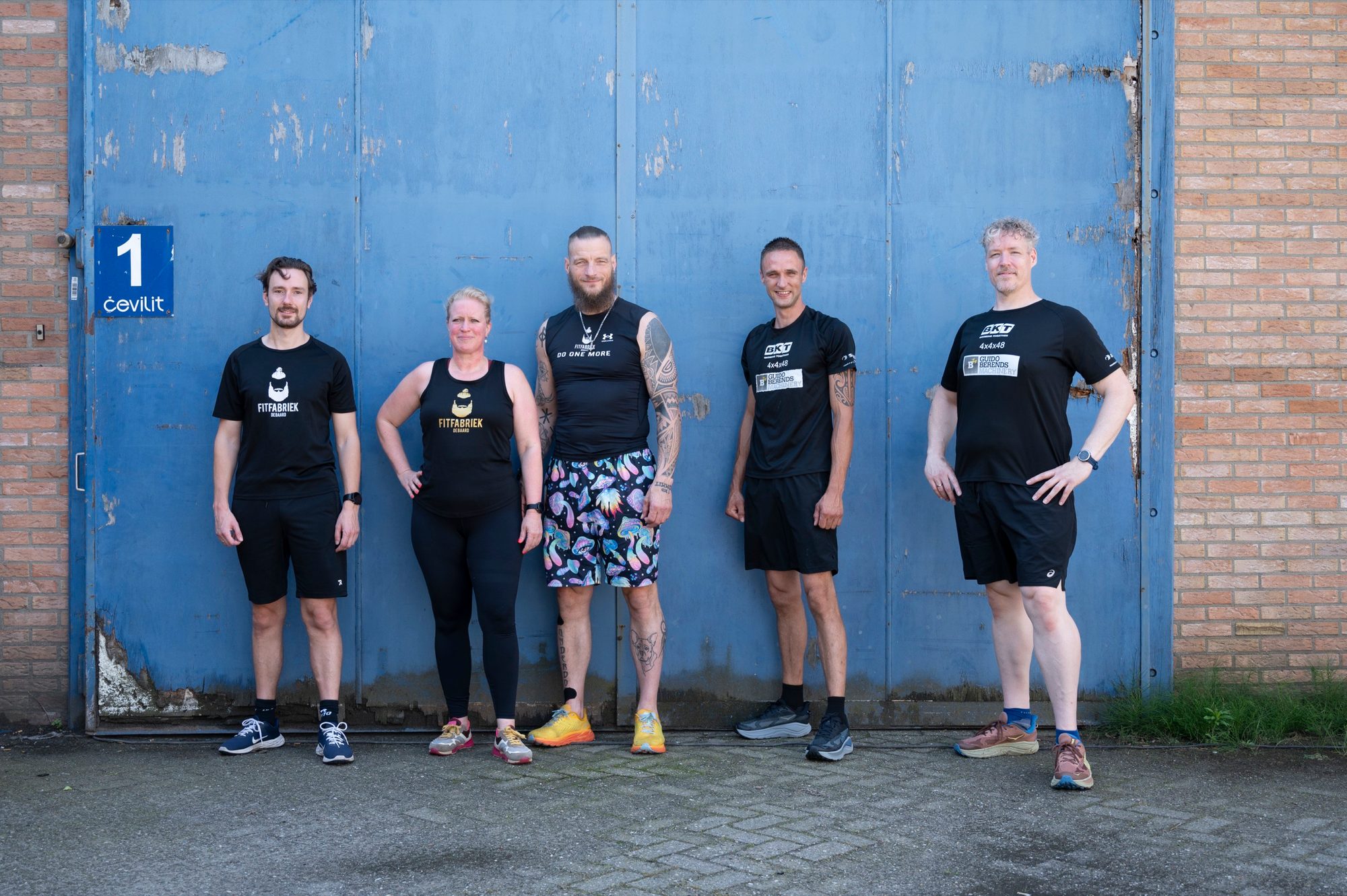 Trailblazers lopen samen door het bos