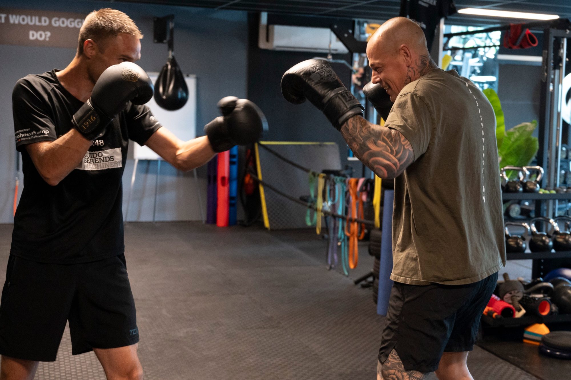 Sparring tijdens groepsles kickboksen bij Fitfabriek De Baard