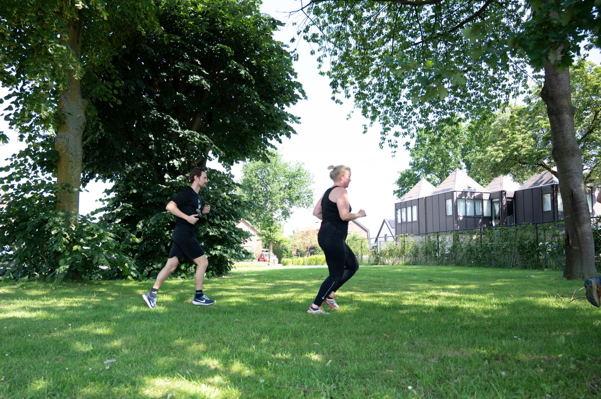 Trailrunner onderweg op een bospad